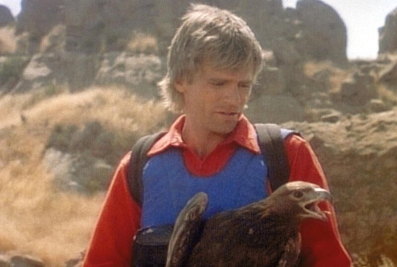 MacGyver (Richard Dean Anderson) soll ein Adlerpärchen vor Wilderern schützen. – Bild: Paramount Pictures Lizenzbild frei