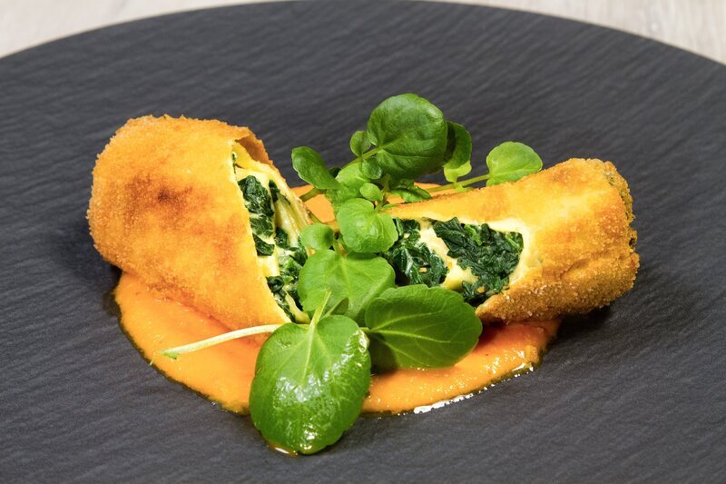 „Gebackene Spinat-Ricotta-Palatschinke mit Tomatensauce“ von Hannes Müller. – Bild: ORF/​Interspot