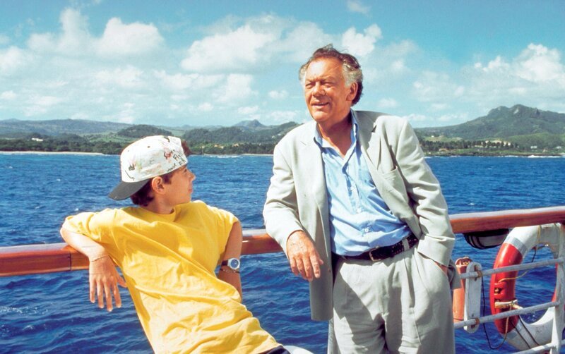 „Klinik unter Palmen“, „Schatten im Paradies.“ Dr. Hofmann erhält gleich nach seiner Ankunft auf Puerto Plata eine niederschmetternde Nachricht: Sein Freund Dr. Hansen ist gestorben. Auch für Patricia läuft alles anders als geplant. Sie hat Deutschland wegen einer großen Liebe verlassen. Der Angebetete holt sie allerdings nicht ab. Als Patricias Sohn einen Unfall hat, kann Dr. Hofmann helfen. Im Bild (v.li.): Nicolai Popescu (Robin), Klausjürgen Wussow (Dr. Frank Hofmann). – Bild: ORF (FS1/​FS2) /​ ORF2