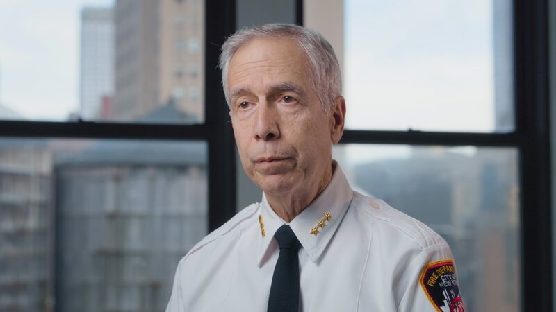 Joseph Pfeifer gehört am 11. September 2001 zu den ersten Einsatzleitern der Feuerwehr von New York am World Trade Center. Der ehemlaige Battalion Chief schildert in der Dokumentation seine Erlebnisse und Entscheidungen während des Großeinsatzes. – Bild: ORF/​RMC Production/​KWANZA