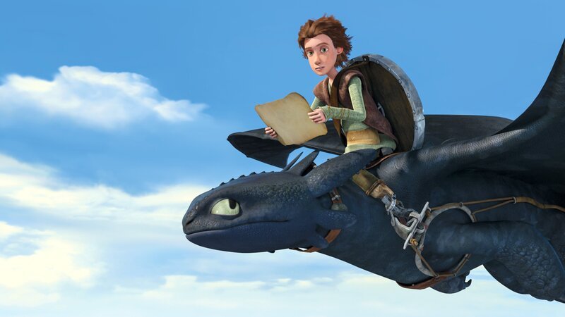 „Dragons – Die Wächter von Berk“, „Die Aal-Insel.“ Auf Berk sind die Aal-Pocken ausgebrochen. Die Drachenreiter müssen losziehen und Zutaten für einen Heiltrank besorgen. Einer seiner wichtigsten Bestandteile ist Aal, den alle Drachen so fürchten! Nur Hicks und Ohnezahn haben genug Mum, trotzdem Ausschau danach zu halten. Prompt passiert, was nicht passieren sollte: Ohnezahn verschluckt versehentlich einen dieser schleimigen Fische und wird selbst krank. Unkontrolliert spukt er rote Blitze. Hicks muss es gelingen, ihn wieder zur Vernunft zu bringen, denn daheim breitet sich die schlimme Krankheit immer weiter aus. – Bild: ORF/​MARKAND MEDIA
