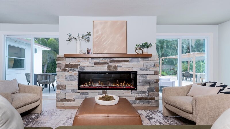 Living space after reveal, as seen on 100 Day Dream Home, Season 6. – Bild: Warner Bros. Discovery