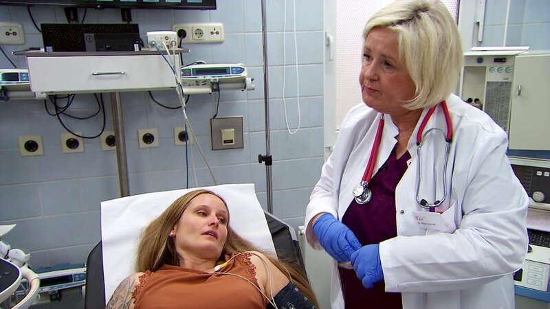 Das Verhalten einer jungen Frau wirft Fragen auf. Warum hat sie ihren Chef attackiert? – Bild: RTLZWEI