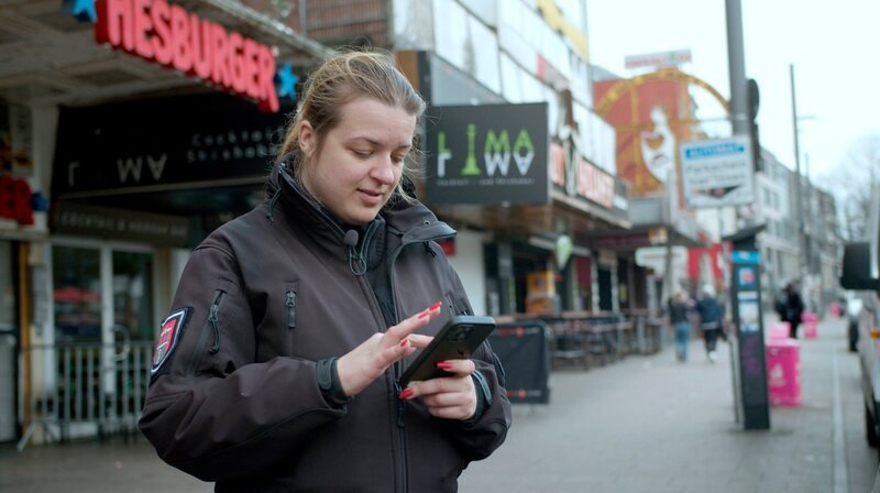 Kim Kleemund nimmt Falschparker auf der Reeperbahn auf. – Bild: NDR/Plotline Productions GmbH Kim Kleemund nimmt Falschparker auf der Reeperbahn auf. – Bild: NDR/Plotline Productions GmbH
