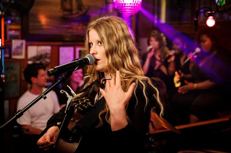 Die britische Musikerin Paris Paloma. – Bild: NDR/​ARD/​Morris Mac Matzen