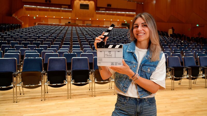 Lena Leun probiert sich in der Schauspielschule. – Bild: HR/​Jens Benner