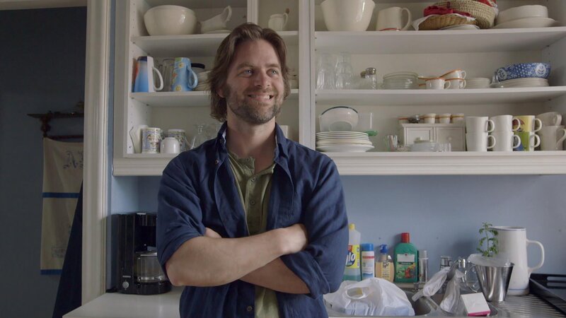 Elsas Vater (Jacob Krogvold) lacht über ihre Bemühungen. – Bild: KiKA/​NRK/​Christine Heitmann