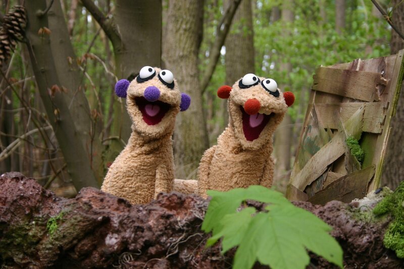 Auf der Suche nach einer entlaufenden Mumie landen die Erdmännchen Jan und Henry in einem dunklen und unheimlichen Wald. – Bild: rbb/​bigSmile Ent./​NDR/​MDR