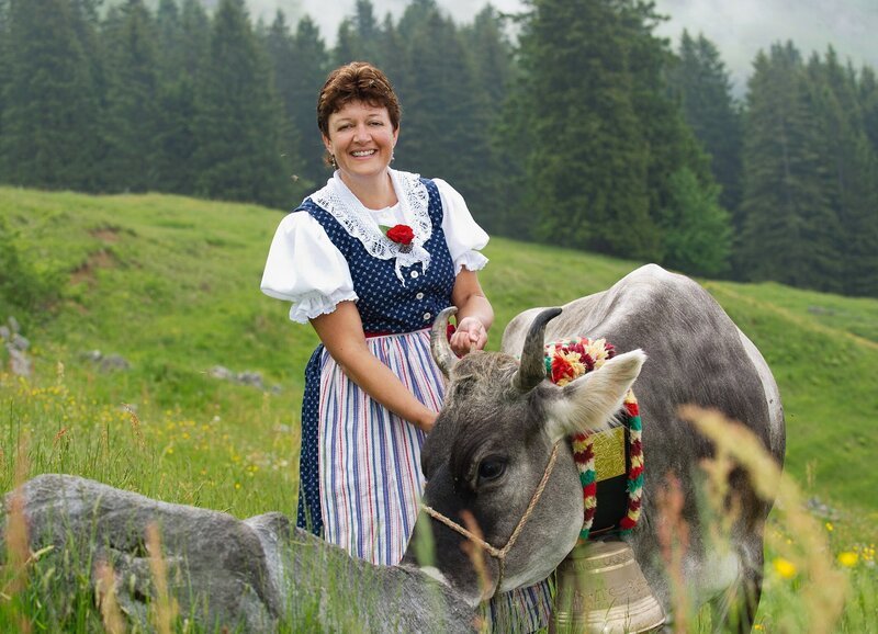 Landfrau Yvonne Bischof mit ihrer Kuh: – Bild: SRF