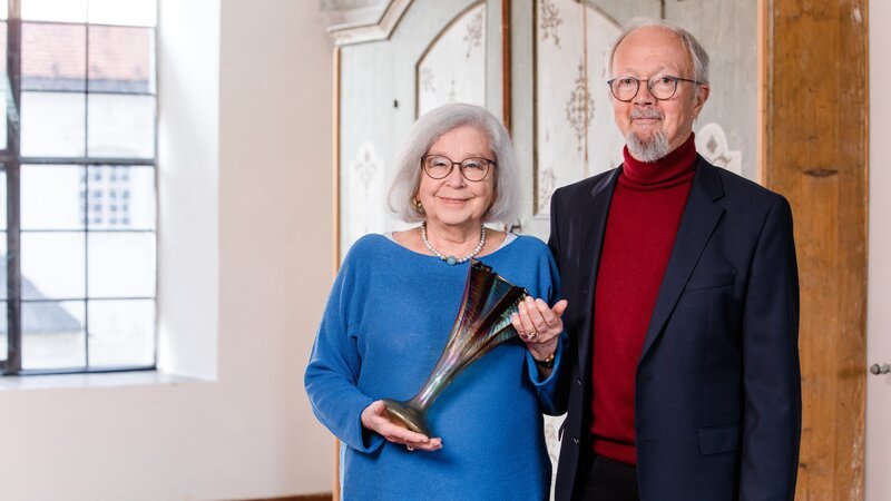 Die irisierende Vase ist Teil einer großen Glassammlung. – Bild: Vera Johannsen /​ BR