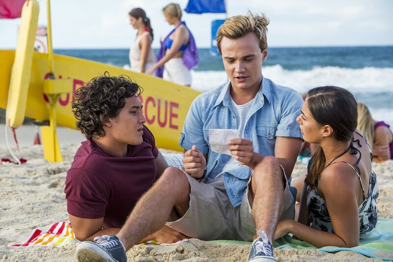 Zac (Chai Romruen, li.) und Evie (Gemma Forsyth, re.) sind an den Strand geflüchtet, um an ihrem freien Samstag endlich ungestört Zeit miteinander zu verbringen. Cam (Dominic Deutscher, Mi.) interessiert das wenig. Er präsentiert ihnen ungefragt eine seiner zahlreichen Ideen, um das Strandcafé zu verbessern. – Bild: ZDF/​Jonathan M. Shiff Prod./​KiKA/​Vince Valitutti