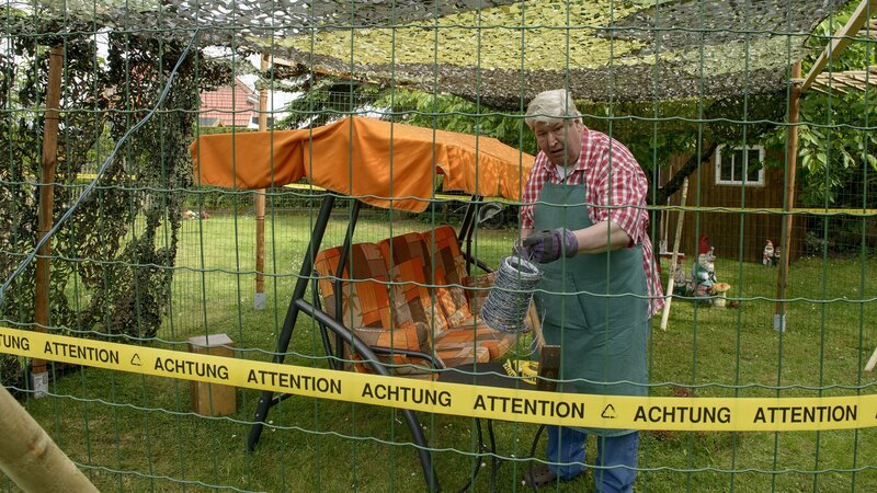 Nachbar Paschulke (Helmut Krauss) trifft Vorkehrungen gegen das Ungeheuer, das er im Wald gesehen haben will. – Bild: ZDF/​Antje Dittmann