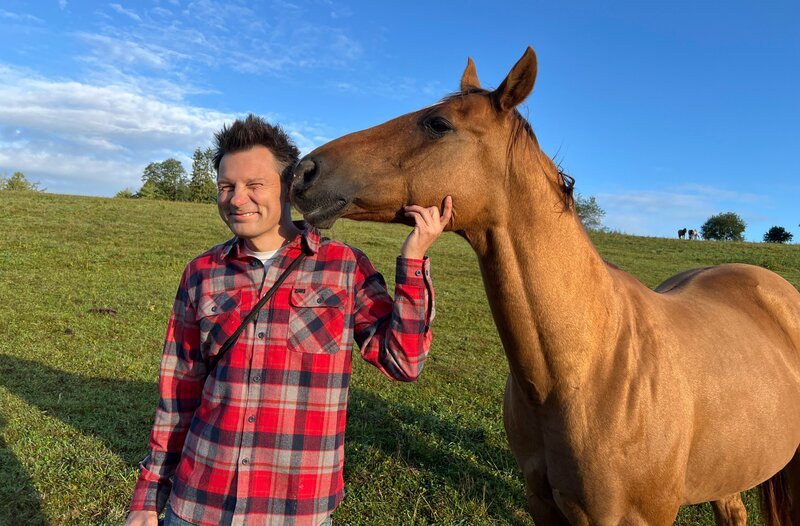 André Gatzke erkundet die Region auf dem Rücken der Pferde. – Bild: WDR/​Dieter Schug /​ WDR Kommunikation/​Redaktion Bild