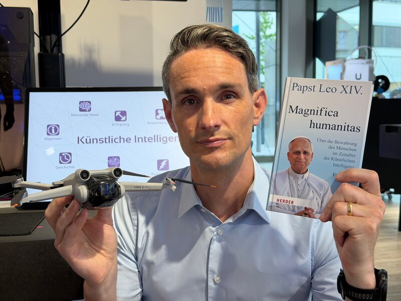 KI, Krieg, Zusammenhalt – was Papst Leo XIV. Bayern zu sagen hat“. Hintergrund ist die Enzyklika „Magnifica humanitas“, die der Papst am Pfingstmontag vorgestellt hat. Dafür war STATIONEN-Moderator Benedikt Schregle unter anderem in BayernLab in Eichstätt. – Bild: BR/​Christian Wölfel