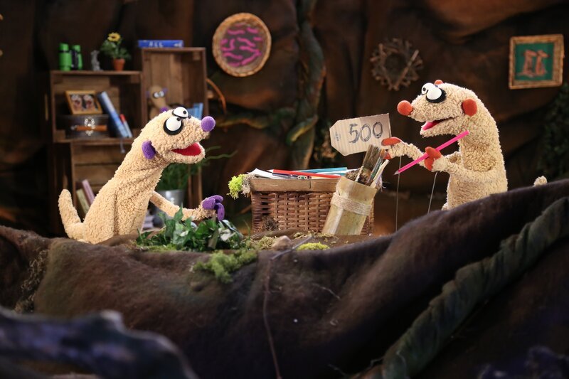 Die Erdmännchen basteln. – Bild: NDR/​bigSmile