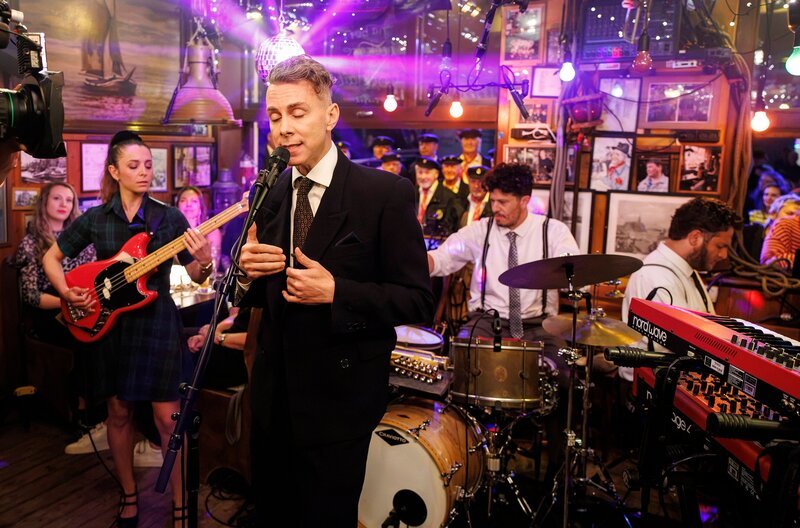 Musikgast Asaf Avidan. – Bild: NDR/​ARD/​Morris Mac Matzen