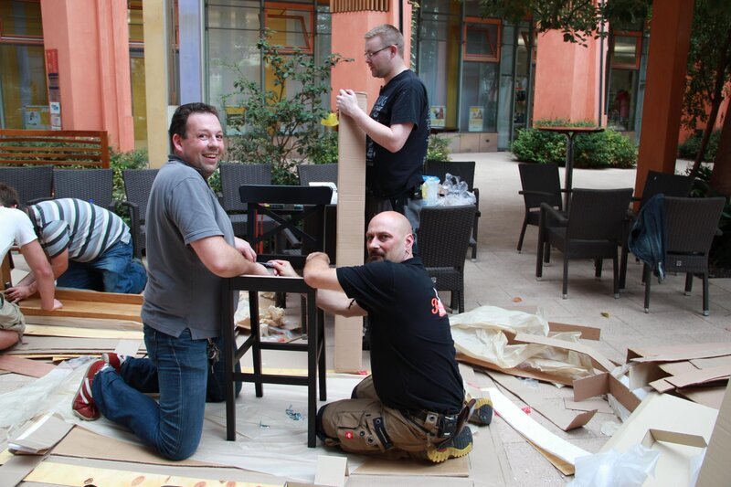 Die „Brasserie & Bar Prisma“ braucht dringend eine Rundum-Überholung. Frank Rosins Helfer bringen unter der Regie von Bauleiter „Willi“ Wilke (r.) die Location auf Vordermann. Auch Serviceleiter Mike Hugo (hinten, stehend) packt mit an … – Bild: Kabel Eins