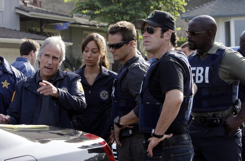Arbeiten an einem neuen Fall: Don (Rob Morrow, 2.v.r.), Liz Warner (Aya Sumika, 2.v.l.), Colby Granger (Dylan Bruno, 2.v.l.), David Sinclair (Alimi Ballard, r.) und FBI Agent Bloom (Henry Winkler, l.) – Bild: Paramount Network Television