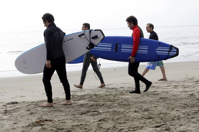 Um einen neuen Fall aufzuklären, gehen Don (Rob Morrow, l.), Charlie (David Krumholtz, 2.v.r.), Larry (Peter MacNicol, r.) und Colby (Dylan Bruno, 2.v.l.) unter die Surfer … – Bild: Paramount Network Television