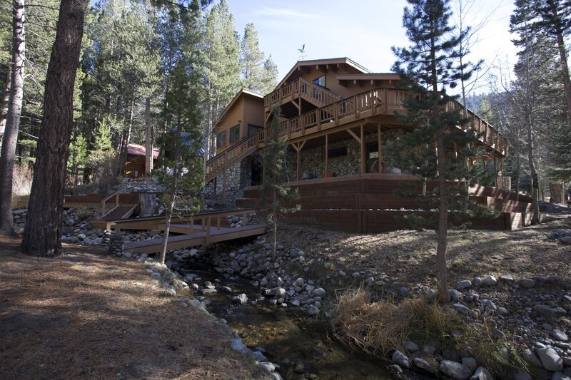 The exterior of the June Mountain Cabin in June Lake, California, as seen on HGTV’s Log Cabin Living – Bild: TV25
