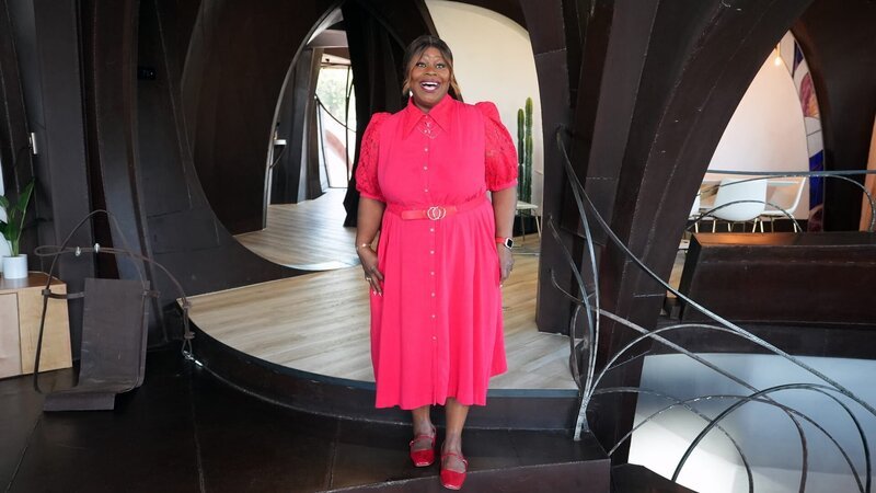 Retta in Man-Made Metal Mutt house, as seen on Ugliest House In America, Season 7. – Bild: Warner Bros. Discovery
