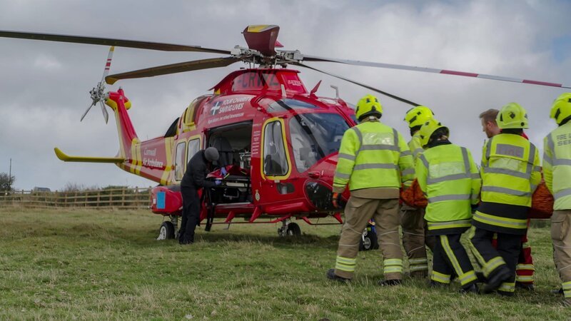 Ep 3 heli and fire crew – Bild: Warner Bros. Discovery