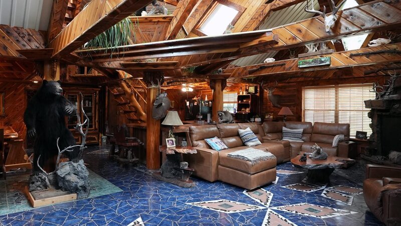 Living Area of the Wild Game of Thrones house, as seen on Ugliest House In America, Season 7. – Bild: Warner Bros. Discovery