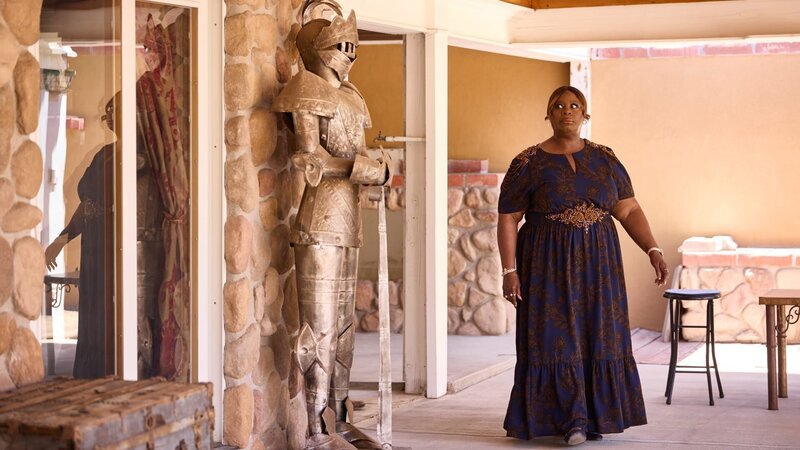 Retta reacts to suit of armor statue at Anchor home, as seen on Ugliest House in America, Season 7. – Bild: Warner Bros. Discovery /​ Brandon Sullivan
