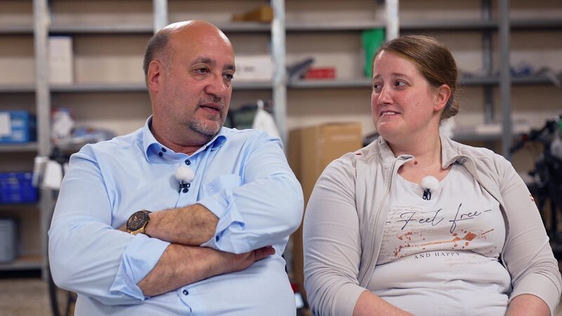 Nikolaus Bode und Tochter Angelina – Bild: RTL /​ Blech Brillanten und die Bello-Urne
