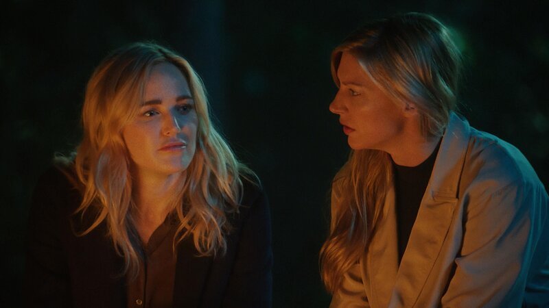 Sara Lance (Caity Lotz, l.); Ava Sharpe (Jes Macallan, r.) – Bild: DC Warner Bros. Ent. Inc. All Rights Reserved. /​ Michael Courtney