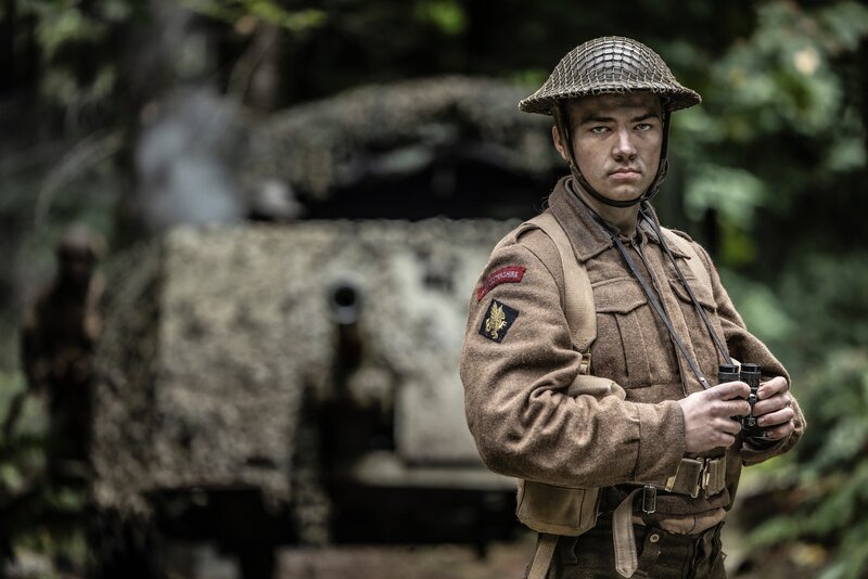 REENACTMENT – Ein britischer Soldat steht vor einem Panzer im Wald. (Bildnachweis: HLS6 Productions Ltd./​Sean F. White) – Bild: Sean F. White /​ HLS6 Productions Ltd./​Sean F. White /​ HLS6 Productions Ltd.