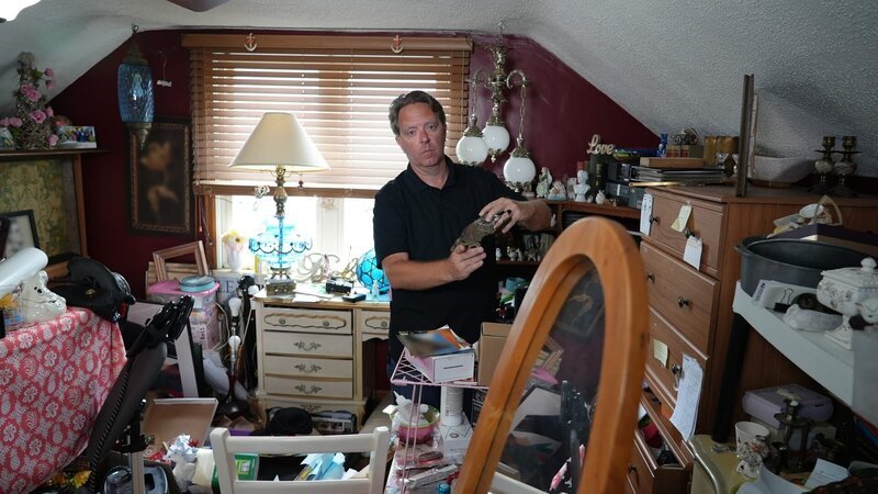 Matt Paxton posing in client’s hoarded house in Saint Clair Shores – Bild: Warner Bros. Discovery