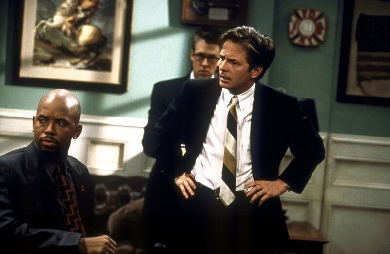 Stuart (Alan Ruck, M.), Mike (Michael J. Fox, r.) und Carter (Michael Boatman, l.) entdecken ein dunkles Geheimnis in Caitlins Vergangenheit … – Bild: ProSieben Fun