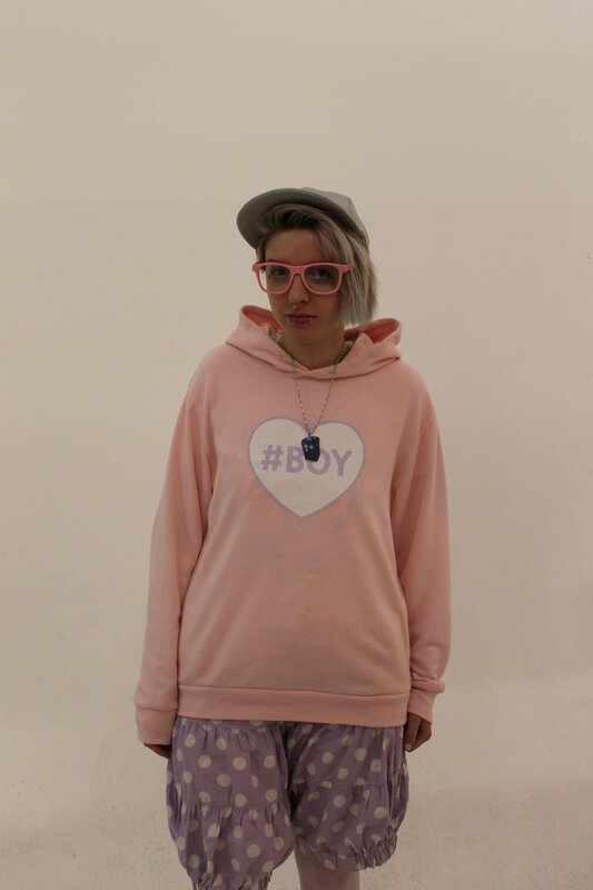 Phoenix ist ein riesiger Fan der japanischen Fairy Kei Szene und trägt nur Pastelltöne. Nun möchte das Styling-Team ihr dazu verhelfen, ihren Look erwachsener zu gestalten, damit ihrer Jobsuche nichts mehr im Weg steht. Ob sich die 23-jährige mit ihrem neuen Look anfreunden kann?; Phoenix ist ein riesiger Fan der japanischen Fairy Kei Szene und trägt nur Pastelltöne. Nun möchte das Styling-Team ihr dazu verhelfen, ihren Look erwachsener zu gestalten, damit ihrer Jobsuche nichts mehr im Weg steht. Ob sich die 23-jährige mit ihrem neuen Look anfreunden kann? – Bild: Licensed by Fremantle Media Enterprises Ltd.