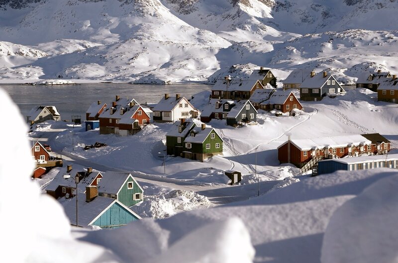 Mit seinen rund 2.000 Einwohnern ist Tasiilaq der größte Ort in Ostgrönland. – Bild: Vidicom/​Bardehle