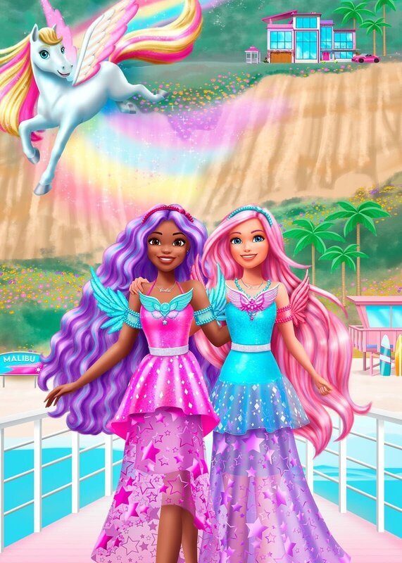 Barbie und Brooklyn entdecken beim Surfen ein einsames Fohlen. Schnell stellen sie fest, dass es sich um kein gewöhnliches Fohlen handelt, sondern um einen Pegasus, den sie Peggy taufen. – Bild: MATTEL
