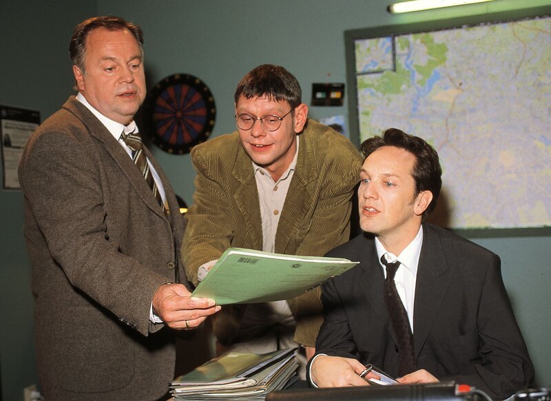 Die drei Beamten versuchen sich aus den bisherigen Ermittlungen ein Bild zu machen. v.l.: Stefan Kehler (Wolfgang Bathke), Hermann Wagner (Rainer Winkelvoss), Ralf Bongartz (Max Gertsch) – Bild: RTL