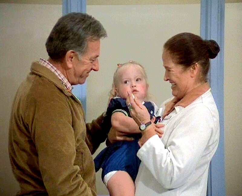 Gerichtsmediziner Quincy (Jack Klugman) unterstützt die Kinderärztin Dr. Lubow (Colleen Dewhurst) bei ihrem Kampf für mongoloide Kinder. – Bild: RTLup