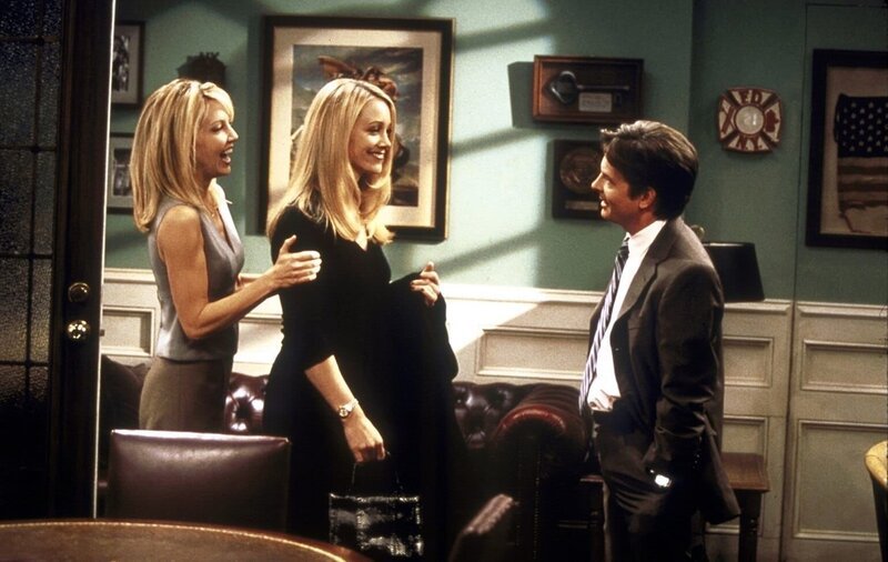 Caitlin (Heather Locklear, l.) stellt Mike (Michael J. Fox, r.) der attraktiven Catherine (Christine Taylor, M.) vor. – Bild: ProSieben Fun