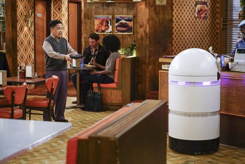 Han (Matthew Moy, l.) besorgt sich ein neues Spielzeug für das Diner, doch der Roboter scheint seinen eigenen Kopf zu haben … – Bild: Warner Bros. Television