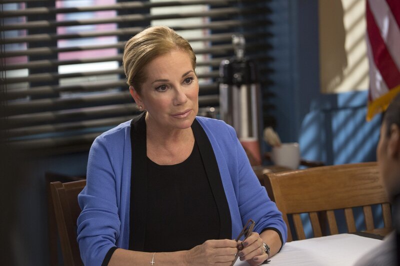 Kann Dr. Elizabeth Carlins (Kathie Lee Gifford) bei den Ermittlungen in einem neuen Mordfall weiterhelfen? – Bild: Warner Bros. Entertainment, Inc.