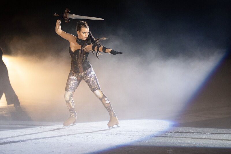 Michelle (Franziska Benz) läuft eine grandiose Show und ahnt nicht, dass es ein Attentäter auf sie abgesehen hat&nbsp;… – Bild: TVNOW /​ Julia Feldhagen