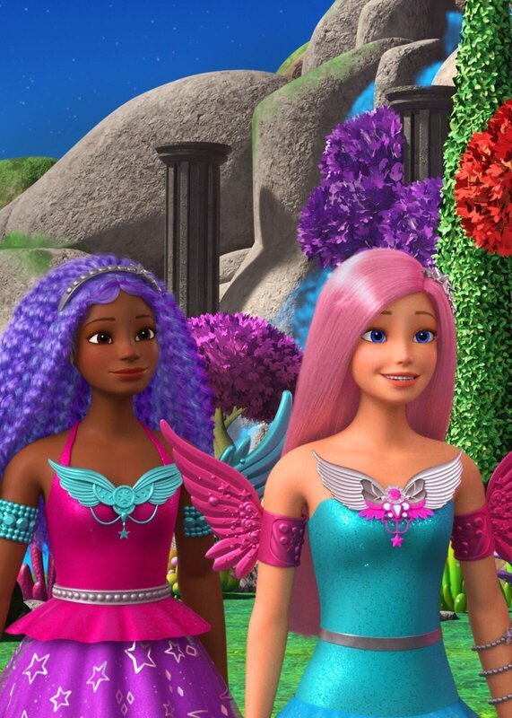 Barbie und Brooklyn entdecken beim Surfen ein einsames Fohlen. Schnell stellen sie fest, dass es sich um kein gewöhnliches Fohlen handelt, sondern um einen Pegasus, den sie Peggy taufen. – Bild: MATTEL