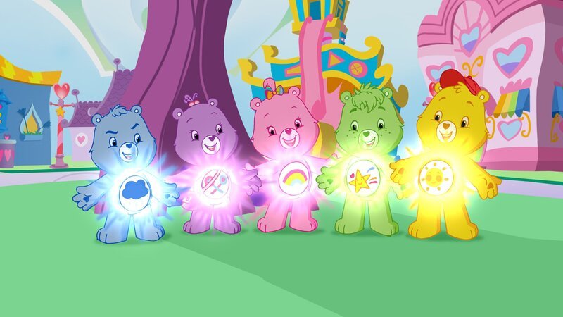 Die Glücksbärchis sind kleine knuddelige Bären, die zufrieden im Wolkenland zwischen dem Regenbogen leben. Jedes Glücksbärchi hat seine ganz eigene Farbe und trägt sein spezielles Zeichen auf dem Bauch. Die Glücksbärchis sind füreinander da, haben viel Spaß miteinander und sie helfen traurigen Menschenkindern. Manchmal müssen sie sogar ihre Glücksstrahlen aktivieren. Das sind Strahlen aus Liebe und Glück, die im Nu alle schlechten Gefühle verfliegen lassen. Hurrabärchi, Teile-Gern-Bärchi, Sonnenscheinbärchi und Brummbärchi erleben regenbogenbunte Abenteuer. Ihr neuer Freund Uupisbärchi, dem einfach nichts gelingen will und der ein echter Tollpatsch ist, bringt das Leben im Wolkenland ganz schön durcheinander. Doch wenn die Glücksbärchis eines wissen, dann: Wenn alle zusammenhalten, ist das kniffligste Problem in Windeseile gelöst.Leider lebt im Wolkenland auch der unheimliche Grizzle, der immer wieder versucht, mit seinen Robotergehilfen das Wolkenland zu zerstören und damit die Glücksbärchis zu vernichten. Doch dieser Kampf ist nicht einfach, denn gegen die Strahlkraft der liebevollen und treuherzigen Glücksbärchis kommt Grizzle nur schwer an.  In den Episoden werden neben der Unterhaltung auch Themen behandelt wie: für andere sorgen, rücksichtsvoll Handeln, teilen können oder eigene Gefühle ausdrücken. So werden kleine, aber wichtige Hinweise für den Lebensalltag der Kinder erteilt.Originaltitel: „Care Bears (Adventures In Care a lot)“ – Bild: „Bild: KI.KA/​American Greetings Properties