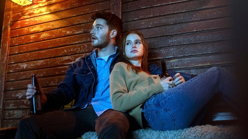 Für Ryan (Froy Gutierrez) und Maya (Madelaine Petsch) wird ein einsames Waldhaus zur Hölle.. Photo Credit: John Armour for Lionsgate; Für Ryan (Froy Gutierrez) und Maya (Madelaine Petsch) wird ein einsames Waldhaus zur Hölle.. Photo Credit: John Armour for Lionsgate – Bild: RTLZWEI / John Armour/Lionsgate Für Ryan (Froy Gutierrez) und Maya (Madelaine Petsch) wird ein einsames Waldhaus zur Hölle.. Photo Credit: John Armour for Lionsgate; Für Ryan (Froy Gutierrez) und Maya (Madelaine Petsch) wird ein einsames Waldhaus zur Hölle.. Photo Credit: John Armour for Lionsgate – Bild: RTLZWEI / John Armour/Lionsgate