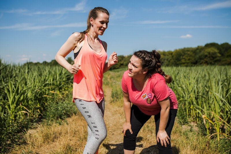 Nadine (Sarah Victoria Schalow) wird von Heike (Katrin Höft, l.) sportlich an ihre Grenzen gebracht. – Bild: RTL /​ Dennis Alexander Hundt /​ Folge 24