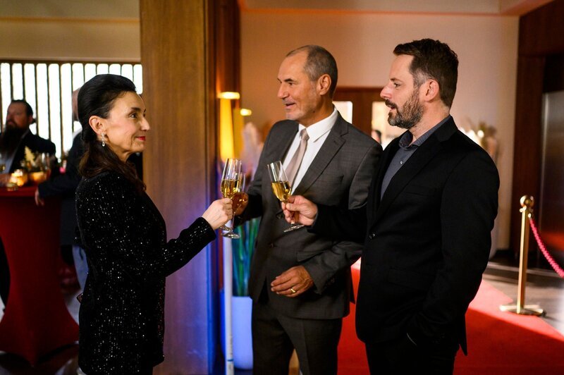 Simone (Tatjana Clasing), Richard (Silvan-Pierre Leirich) und Justus (Matthais Brüggenolte) stoßen auf die Show an. – Bild: RTL /​ Julia Feldhagen