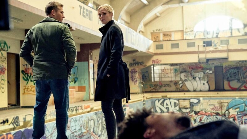 Vicky (Pia Stutzenstein) kümmert sich um den bewusstlosen Mo (Nyamandi Adrian) und versucht Marc (Christopher Patten, l.) von ihrem Weg zu überzeugen. – Bild: RTL /​ Guido Engels