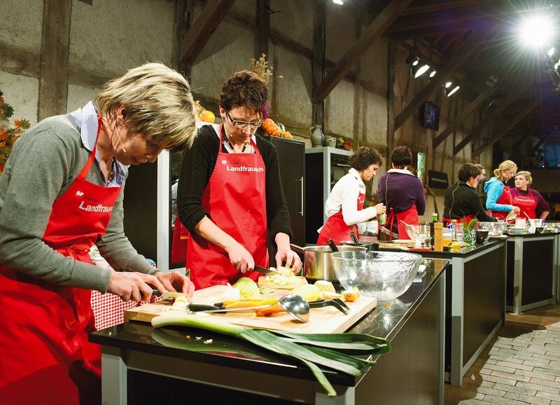 Das grosse Finale : Noch einmal kochen die Landfrauen vor der Fernsehkamera – Bild: SRF