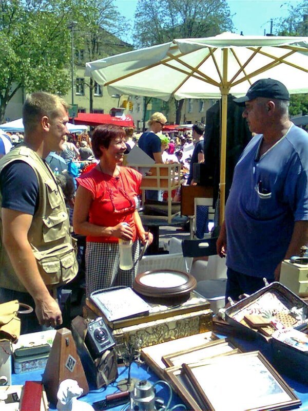 Anita und Herbert hoffen, dass sie auf dem Flohmarkt ein paar Sachen verkaufen können. Experte Otto (li.) gibt wichtige Tipps. – Bild: Good Times /​ RTL II